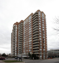 Mayfair on the Green II in Toronto, ON - Building Photo - Building Photo