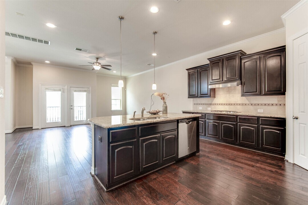 2710 Shadybrook Meadow Dr in Houston, TX - Building Photo