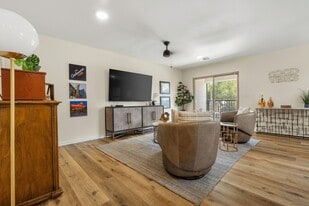 Magnolia Condominiums in San Marcos, TX - Building Photo