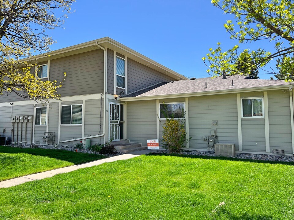1250 S Monaco Pkwy in Denver, CO - Building Photo