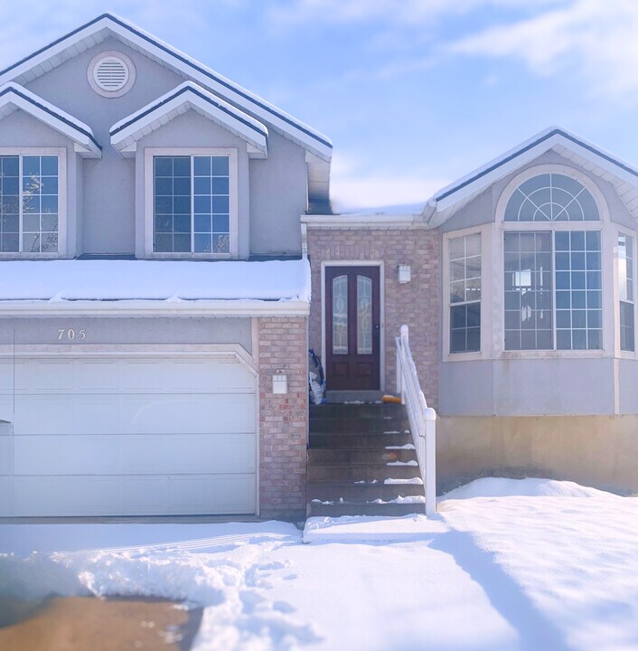705 Kit Carson Cir in Centerville, UT - Foto de edificio