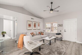 250 W Utopia Rd in Phoenix, AZ - Foto de edificio - Building Photo