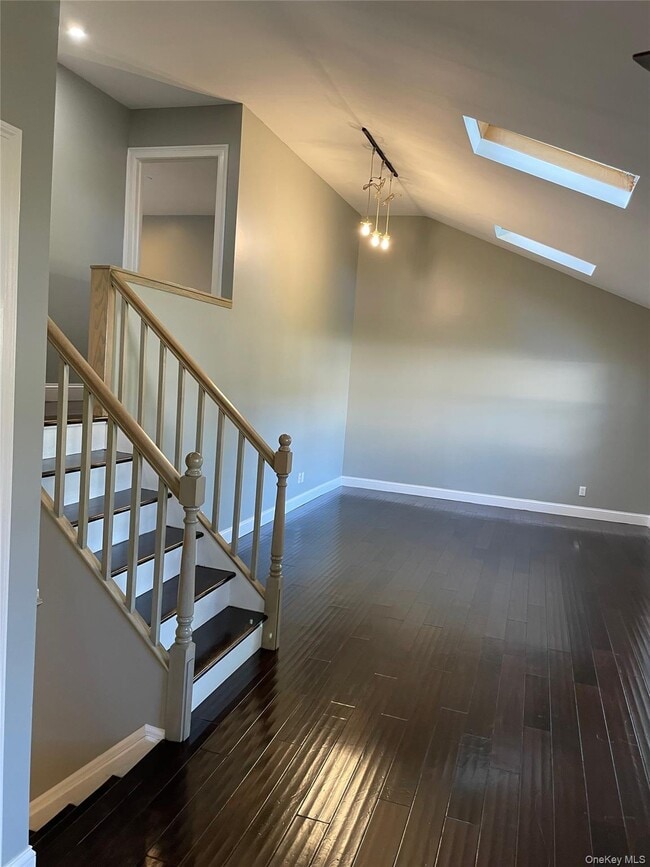 10 Berry Ct in Huntington Station, NY - Building Photo - Building Photo