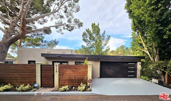 6194 Rodgerton Dr in Los Angeles, CA - Building Photo - Building Photo