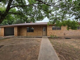112 Broadmoor Dr in Fredericksburg, TX - Building Photo