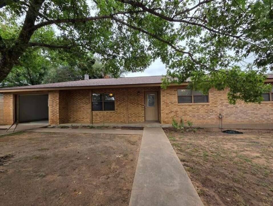 112 Broadmoor Dr in Fredericksburg, TX - Building Photo