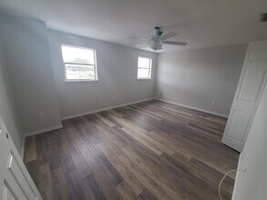 5650 Swift Rd-Unit -240 in Sarasota, FL - Building Photo - Building Photo