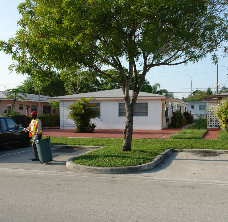 1980 NE 168th St in Miami, FL - Building Photo