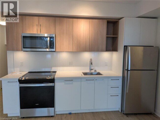 498 Plains Rd E in Burlington, ON - Building Photo - Building Photo