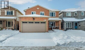 3390 Columbine Crescent in Mississauga, ON - Building Photo