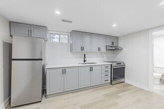 222 Hammersmith Ct in Burlington, ON - Building Photo - Building Photo