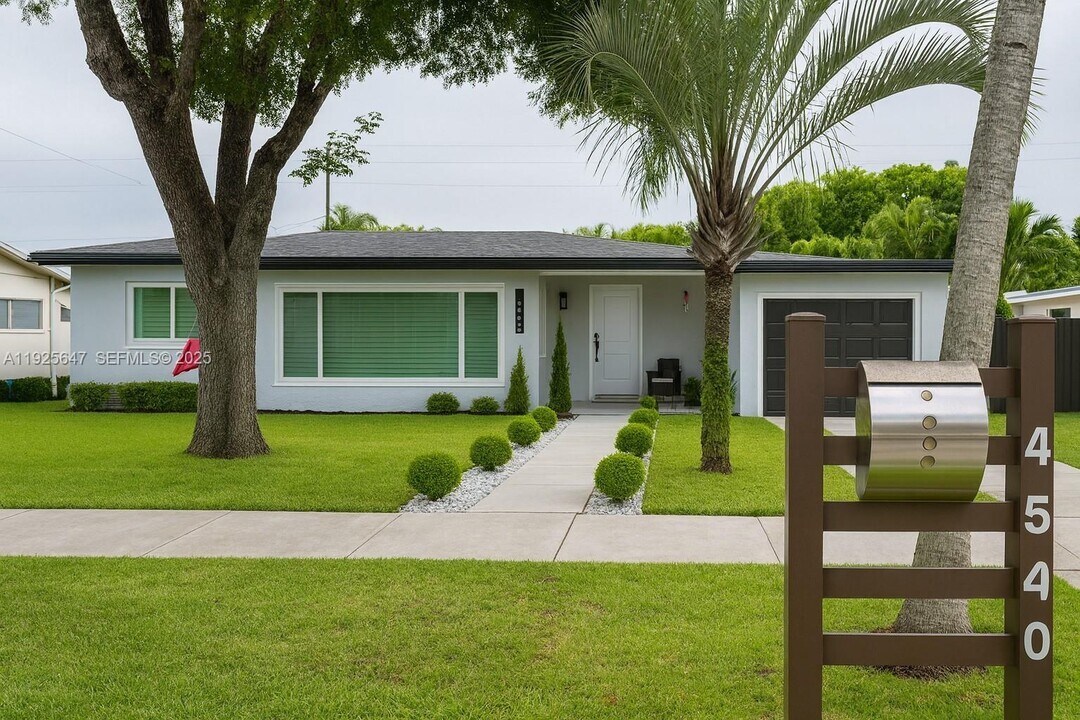 9540 Martinique Dr in Cutler Bay, FL - Building Photo