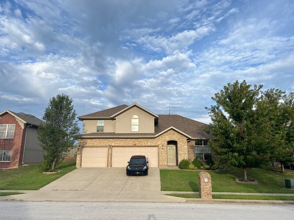 2103 S Gristmill Ct in Ozark, MO - Building Photo