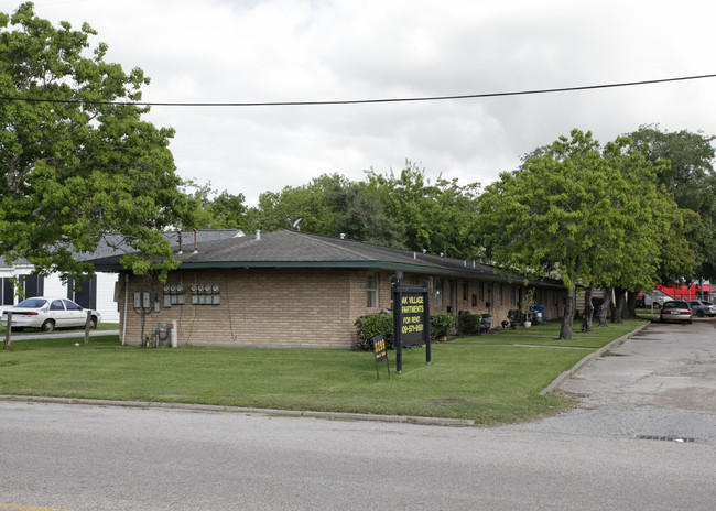 Oak Village Apartments in La Marque, TX - Building Photo - Building Photo