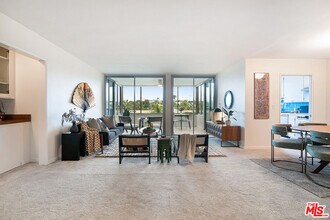 8701 Delgany Ave in Los Angeles, CA - Foto de edificio - Building Photo