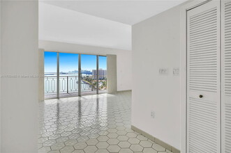 11111 Biscayne Blvd in North Miami Beach, FL - Building Photo - Building Photo