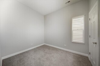 3002 E 81st St, Unit 2 in Chicago, IL - Foto de edificio - Building Photo