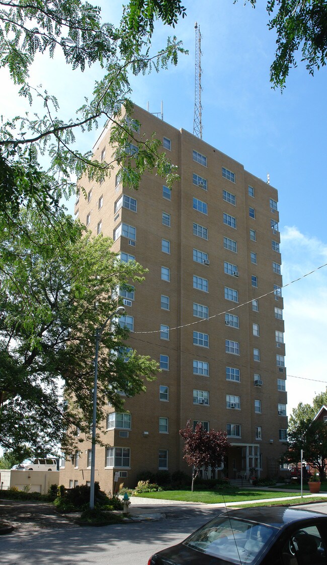 O E A Condominiums in Omaha, NE - Foto de edificio - Building Photo