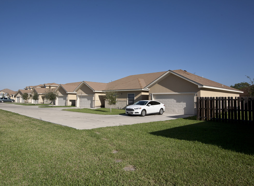 Hampshire Park Townhomes in Harlingen, TX - Building Photo