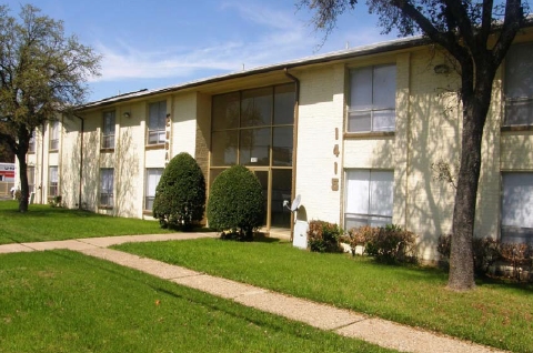 Embassy Apartments in Irving, TX - Foto de edificio - Building Photo