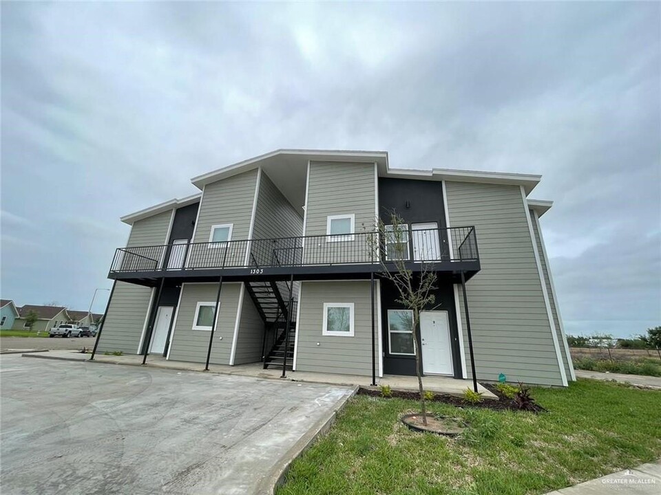 1513 Quitaca Dr-Unit -2 in Edinburg, TX - Building Photo