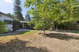 23265 Leonora Dr in Woodland Hills, CA - Foto de edificio - Building Photo