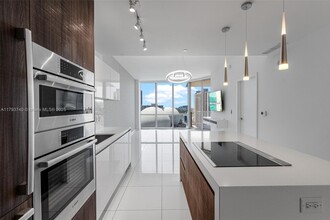 851 NE 1st Ave, Unit #1506 in Miami, FL - Foto de edificio - Building Photo