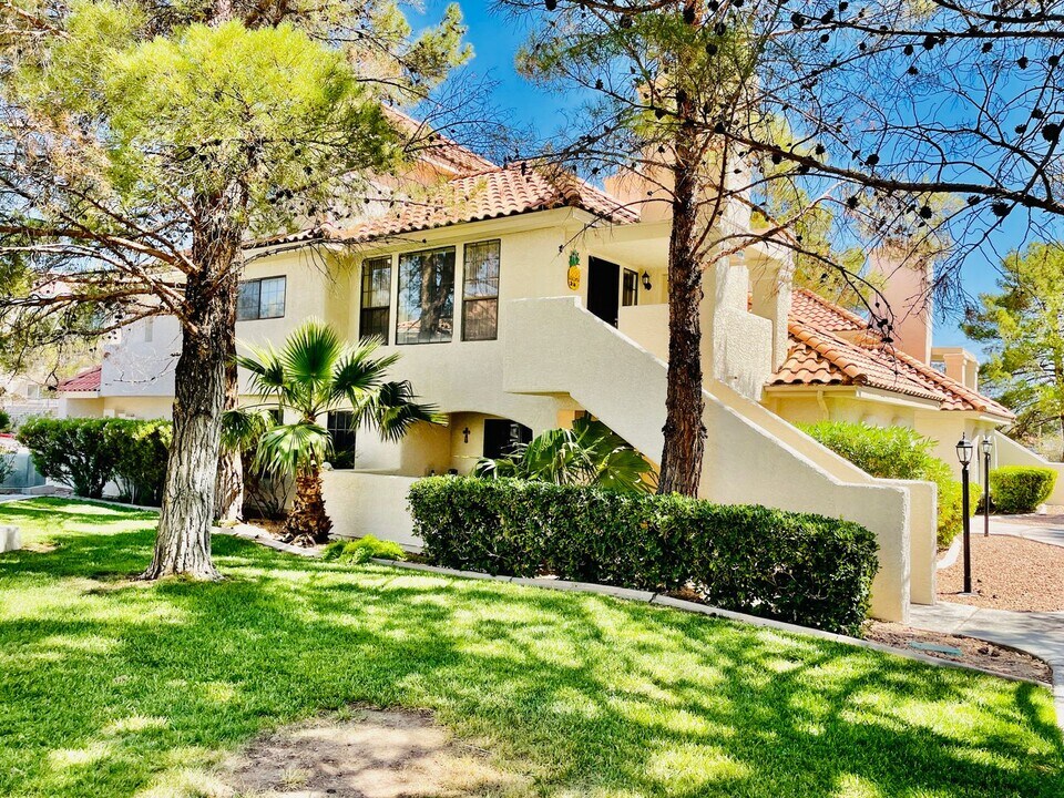 2611 S Durango Dr in Las Vegas, NV - Building Photo