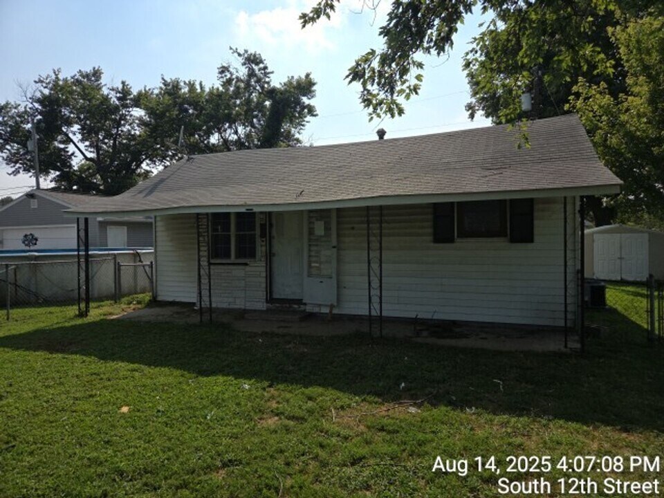 110 S 12th St in Wood River, IL - Building Photo