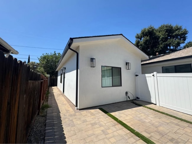 22654 Miranda St in Los Angeles, CA - Building Photo - Building Photo