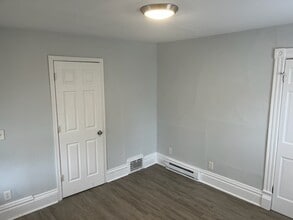 111 Center Ave, Unit 2 in Aurora, IL - Building Photo - Building Photo