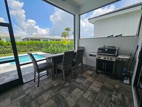 9142 SW Esule Way in Port St. Lucie, FL - Foto de edificio - Building Photo