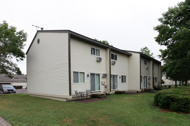 Sahlman Townhouses West in Cloquet, MN - Foto de edificio - Building Photo