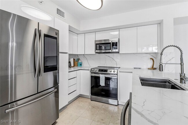 property at 1185 Wildwood Lakes Blvd