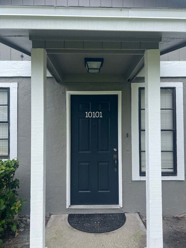 property at 10101 Lake Oak Cir