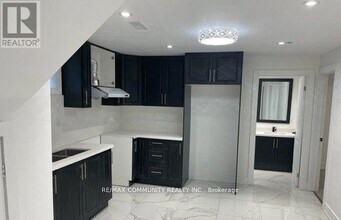 206 Crocus Dr in Toronto, ON - Building Photo - Building Photo