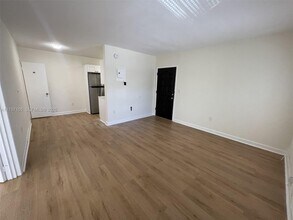 218 Santillane Ave in Coral Gables, FL - Foto de edificio - Building Photo