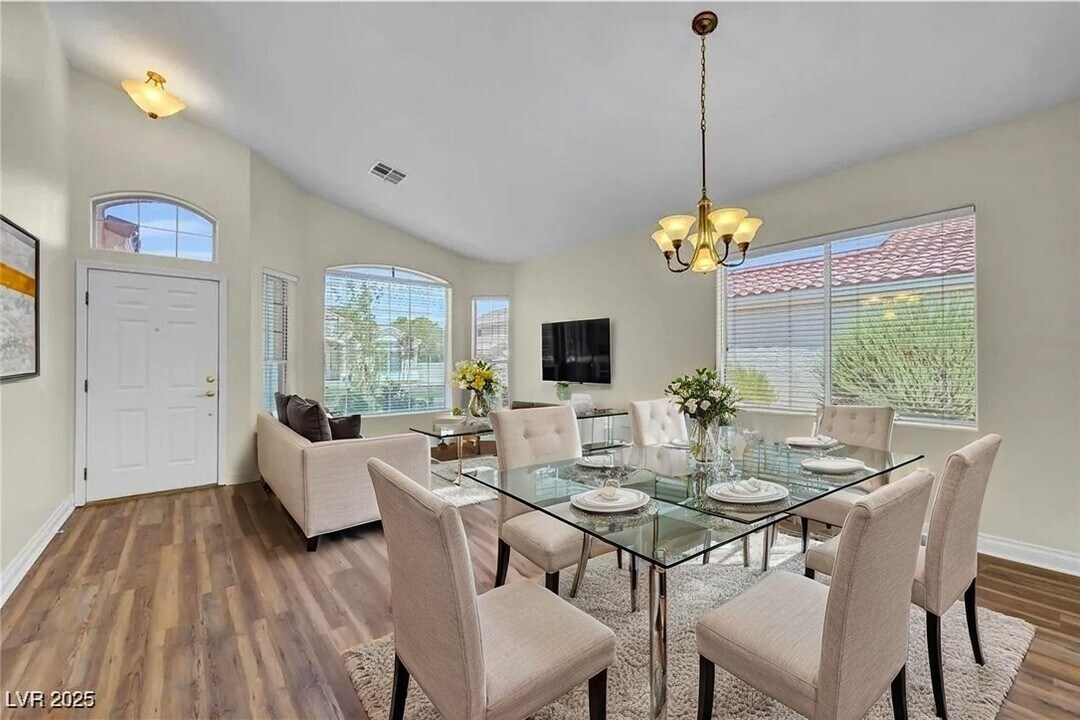 3520 Round Valley Way in Las Vegas, NV - Building Photo