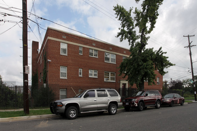 5574 B St SE in Washington, DC - Building Photo - Building Photo