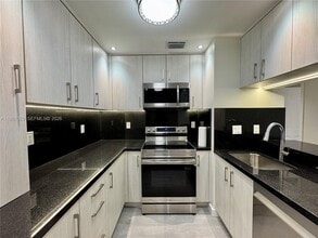 15639 SW 73rd Cir Terrace in Miami, FL - Building Photo - Building Photo