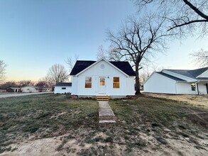 325 W Tyndall St in Aurora, MO - Building Photo - Building Photo