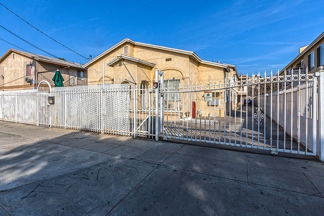 6442 Troost Ave in North Hollywood, CA - Building Photo - Building Photo