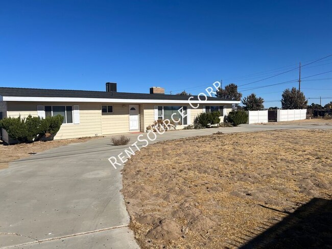 2039 Columbia Way in Palmdale, CA - Building Photo - Building Photo