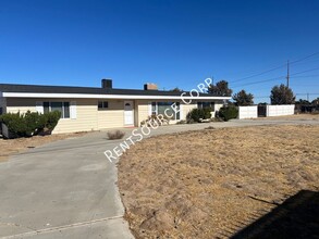 2039 Columbia Way in Palmdale, CA - Building Photo - Building Photo