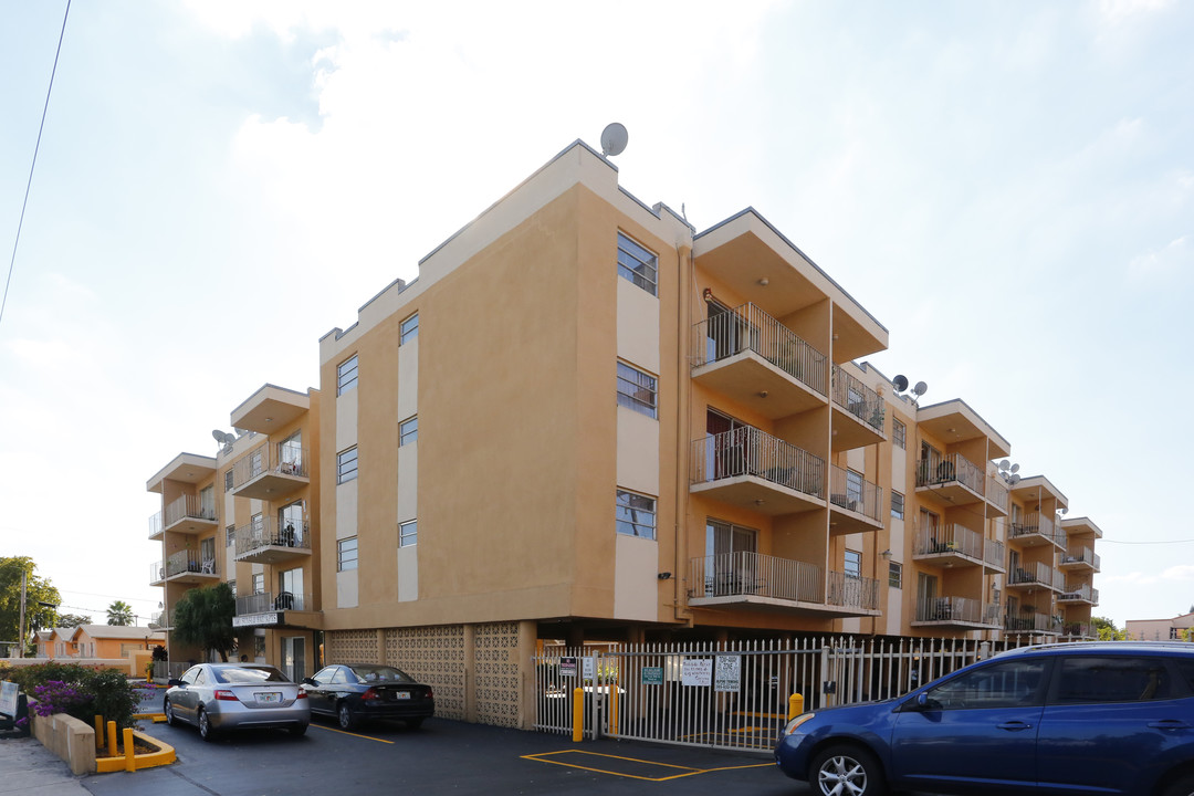 Sunset Bay Apartments in Hialeah, FL - Building Photo