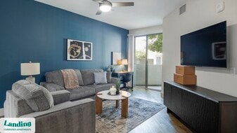 2323 E Highland Ave in Phoenix, AZ - Building Photo