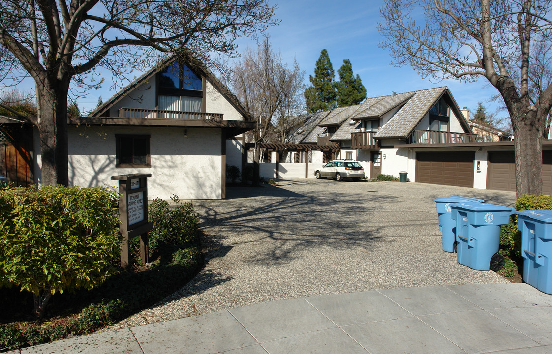 451-471 Meadow Dr in Palo Alto, CA - Foto de edificio