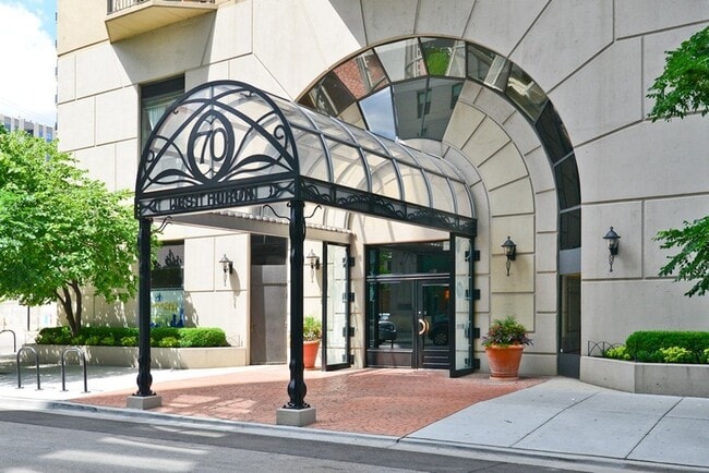 70 W Huron St, Unit 603