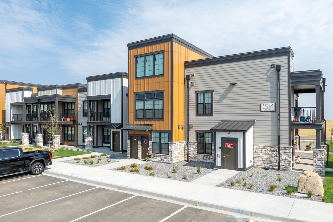 Springs at Pena Station in Denver, CO - Building Photo