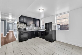8241 S Maryland Ave in Chicago, IL - Building Photo - Building Photo